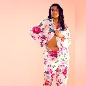 NWT VICTORIA'S SECRET
Glazed Satin Long Pajama Set